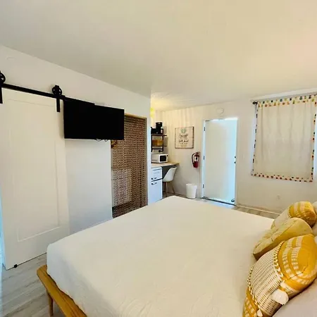 Pineapple Shores Retro Motel 10